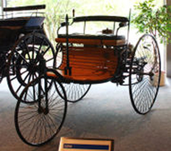 Nachbau des Benz Patent- Motorwagens im EFA- Museum für Deutsche Automobilgeschichte.Quelle: wikipedia.org, GNU-Lizenz